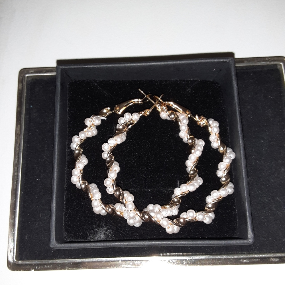 NWOT! FASHION EARRINGS! NEW WITHOUT TAGS! - Picture 2 of 3